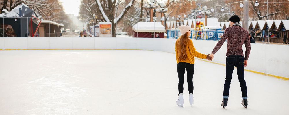 couple-enjoying-ice-skating